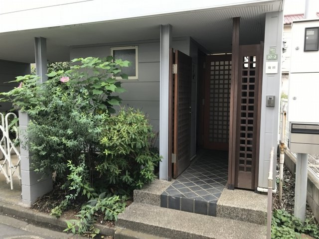 わんにゃんハウス祖師谷の外観|脱走防止のために、２重の扉が設けてあるので、安心です。