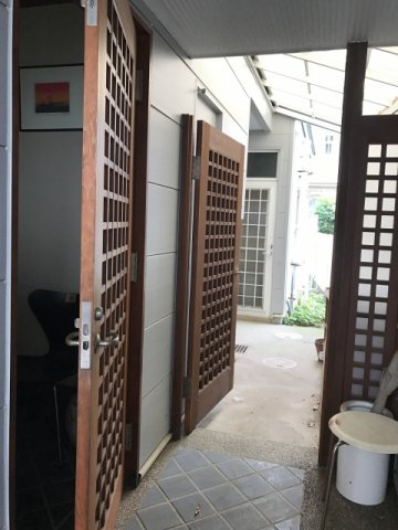 わんにゃんハウス祖師谷の玄関|脱走防止のために、２重の扉が設けてあるので、安心です。