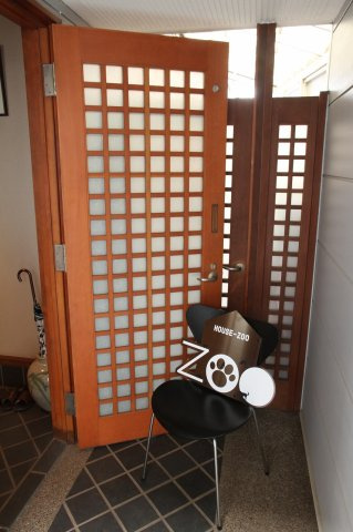 わんにゃんハウス祖師谷の玄関|脱走防止のために、２重の扉が設けてあるので、安心です。