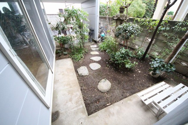 わんにゃんハウス祖師谷の庭|中庭付き。1階廊下から中庭にでることができます。
