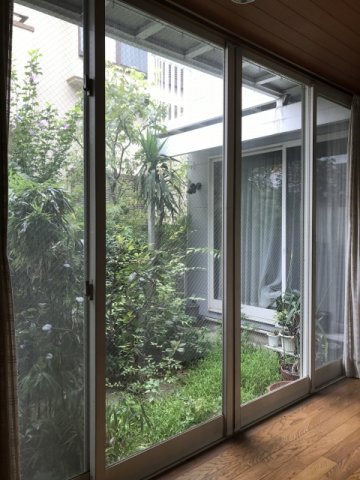 わんにゃんハウス祖師谷のその他共用部分|中庭付き。1階廊下から中庭にでることができます。