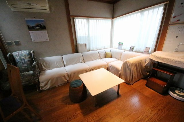 わんにゃんハウス祖師谷の居間・リビング|広々としたリビングで、人もペットも快適なシェア生活。全５戸、猫好きが集まるシェアハウスです。