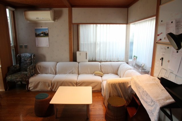 わんにゃんハウス祖師谷の居間・リビング|広々としたリビングで、人もペットも快適なシェア生活。全５戸、猫好きが集まるシェアハウスです。