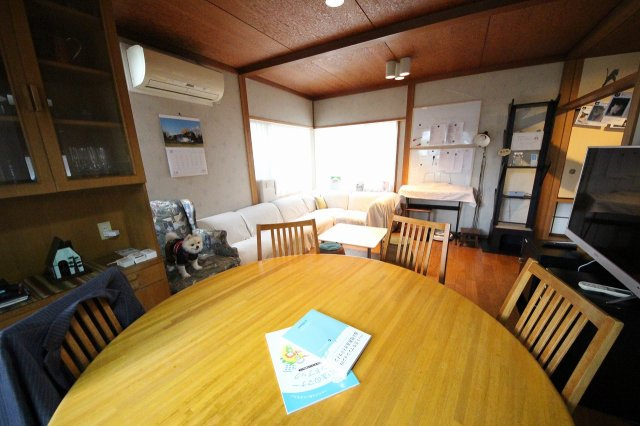 わんにゃんハウス祖師谷の居間・リビング|広々としたリビングで、人もペットも快適なシェア生活。全５戸、猫好きが集まるシェアハウスです。