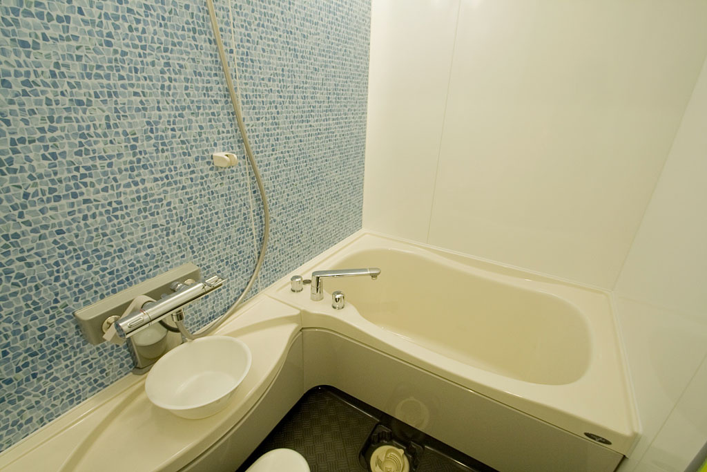 ぬこハウス小岩の浴室|脚をゆったりと伸ばして入ることのできる浴槽も一人暮らしでは味わえない贅沢な暮らし。
