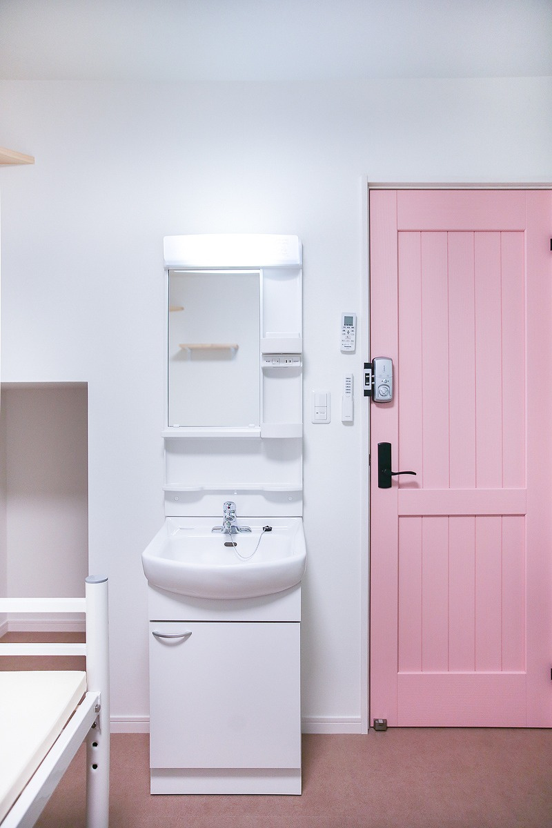 ぬこハウス小岩の独立洗面台|各個室に専用の洗面台が完備。もちろん、給湯設備も備わっています。
