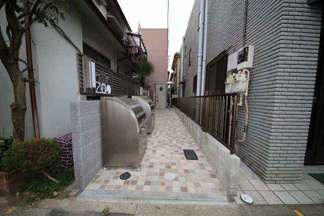 ぬこハウス小岩のエントランス|敷地内にゴミの集積所があるので、便利ですよ。
