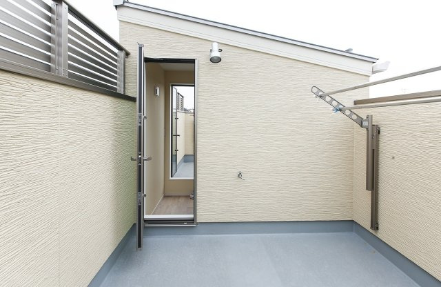 ぬこハウス小岩のバルコニー|屋上に２箇所のルーフバルコニーがあり、洗濯物もゆったりと干すことが出来ます。
