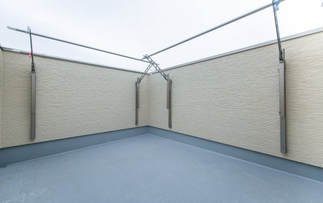 ぬこハウス小岩のバルコニー|このルーフバルコニーは、壁の高さを高く設定されているので、近隣の視線からも外れていて、贅沢な空間を感