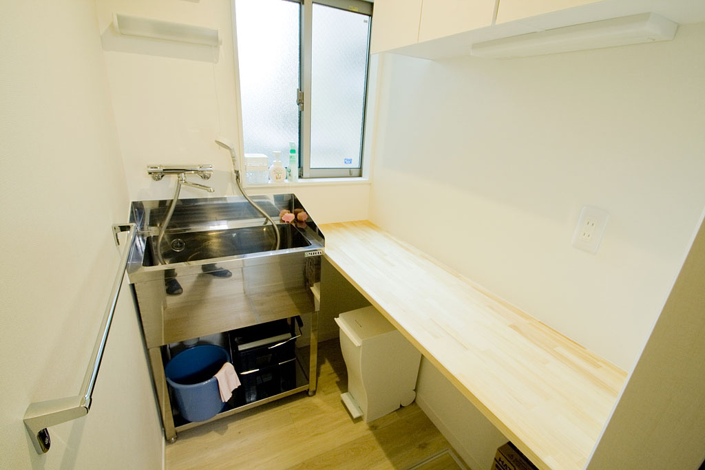 ぬこハウス小岩の設備|ペットバスのサイドには、テーブルとコンセントが設けてありますので、ドライヤーを使って乾かして上げるこ