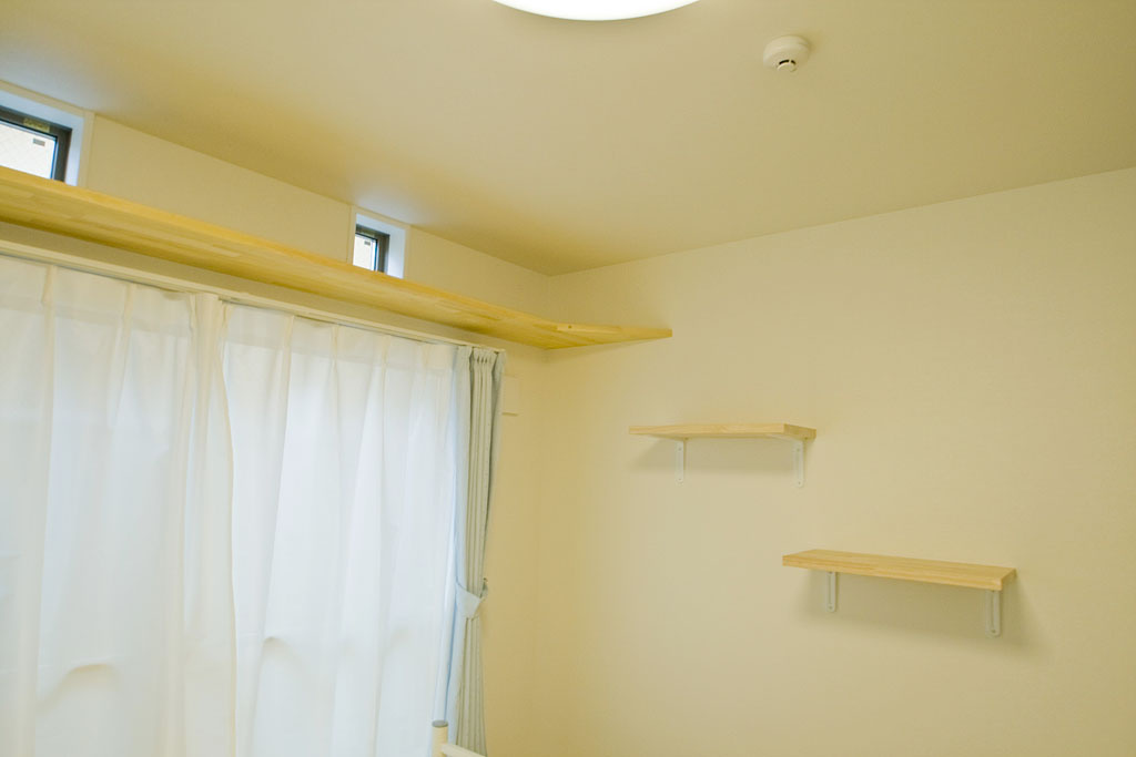 ぬこハウス小岩の設備|キャットステップが完備。愛猫の上下運動が行えたり、キャットウォークへの導線を設けるためにキャットステップを作りました。
