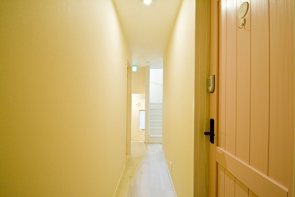 ぬこハウス小岩のその他共用部分|カラフルな個室扉。遊び心を表現したく、各個室の扉を、カラフルな扉を設置しまいた。個室内にもカラフルなアクセントクロスを採用しています。
