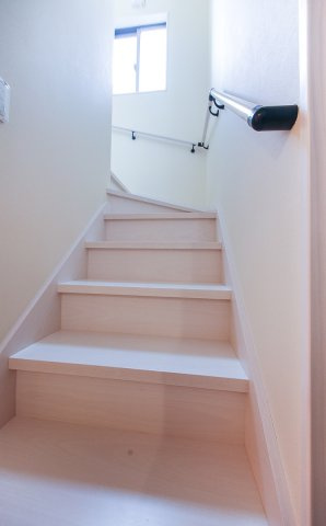 ぬこハウス小岩のその他共用部分|小窓付きの階段。白を基調とした階段は清潔感があり、小窓がついているため明るく心地よい空間となってます。
