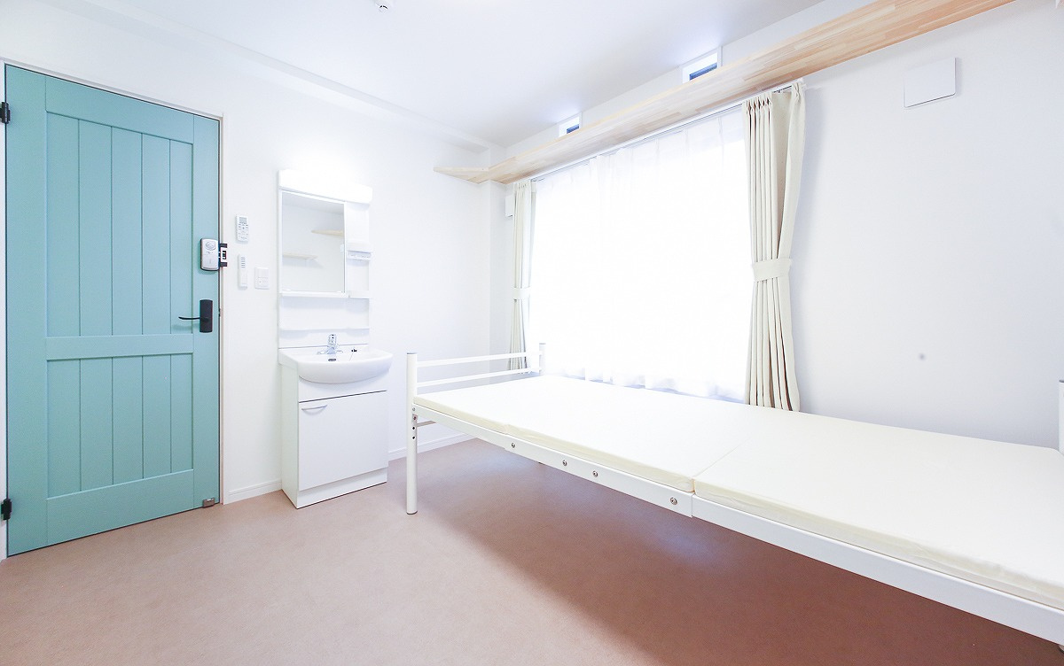 ぬこハウス小岩の洋室|個室２０６号室：個室に専用洗面台、キャットウォーク、マットレス、エアコン、カーテン、室内外洗濯物干しを完備。個室扉：グリーン、アクセントクロス：イエロー。
