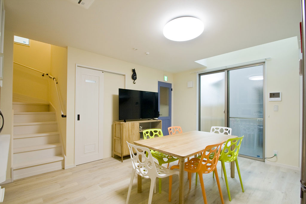 ぬこハウス小岩の居間・リビング|大きなテレビ、ダイニングテーブルと、一人暮らしでは得られない贅沢な設備が備わっています。

