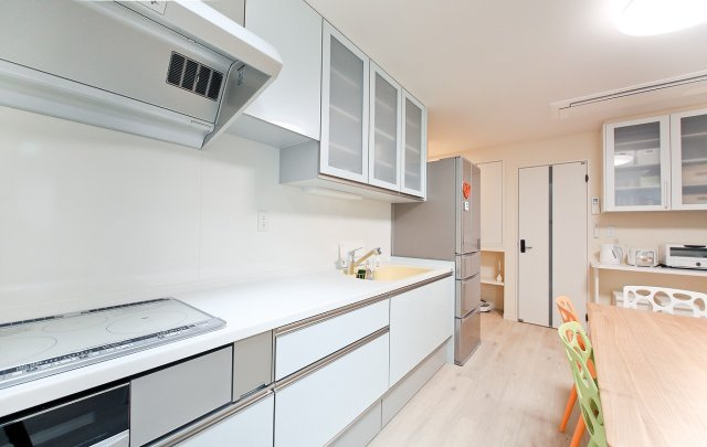 ぬこハウス小岩のキッチン|３口のIHコンロ、広い調理台、大きなシンクと料理づくりも楽しくなります。
