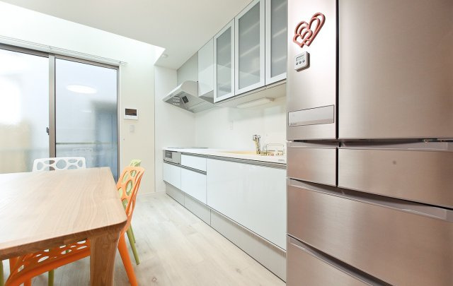 ぬこハウス小岩のキッチン|一人暮らしでは味わえない、贅沢な暮らしがシェア生活の大きなメリットですね。
