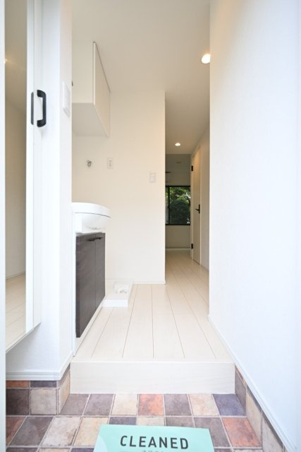 ソルナクレイシア吉祥寺本町の玄関|収納もある玄関です