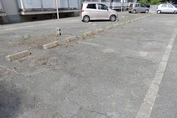 ビレッジハウス富岡2号棟の駐車場