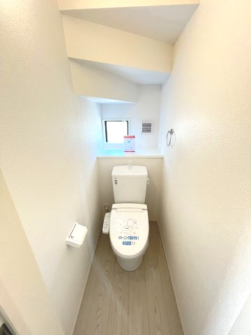 【内装】 | 糟屋郡宇美町明神坂3丁目2期　1号棟（全1棟）【仲介手数料無料・0円】 | 施工例。1階のトイレです。施工例は完成時と異なる場合があります。