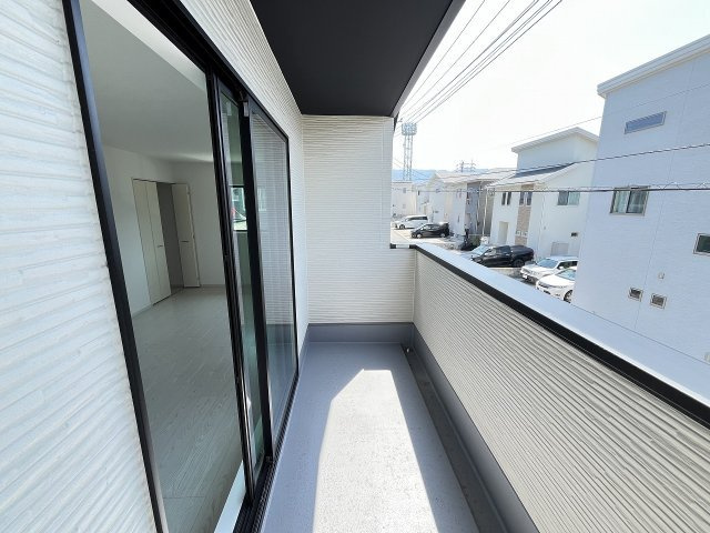 【バルコニー】 | 糟屋郡宇美町明神坂3丁目2期　1号棟（全1棟）【仲介手数料無料・0円】 | 施工例。施工例は完成時と異なる場合があります。