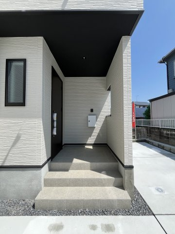 【玄関】 | 糟屋郡宇美町明神坂3丁目2期　1号棟（全1棟）【仲介手数料無料・0円】 | 施工例。施工例は完成時と異なる場合があります。