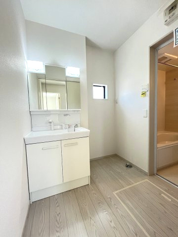 【洗面所】 | 糟屋郡宇美町明神坂3丁目2期　1号棟（全1棟）【仲介手数料無料・0円】 | 施工例。施工例は完成時と異なる場合があります。