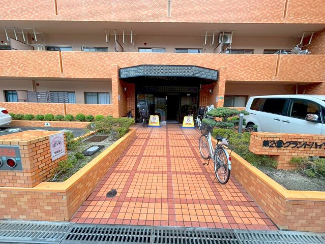 第2丸重グランドハイツのエントランス