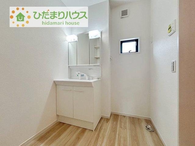 【独立洗面台】 | 土浦市摩利山新田1期　新築戸建　3号棟 | 三面鏡の大きな鏡は憧れます(^^♪
鏡の後ろは収納となっていて、細かいものでも収納できるのでスッキリと整理できます！