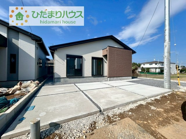 【駐車場】 | 土浦市摩利山新田1期　新築戸建　3号棟 | ゆったりとしたカースペースで、ファミリーカーや軽自動車もラクラク駐車出来ますね♪