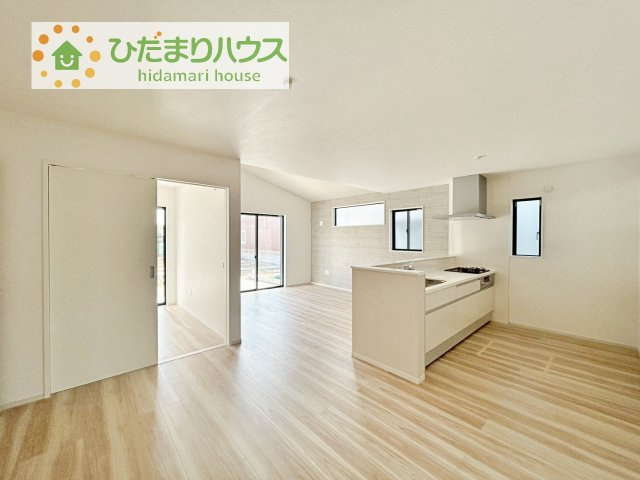 【居間・リビング】 | 土浦市摩利山新田1期　新築戸建　3号棟 | リビングの大きな窓からは、暖かな日の光が降り注ぎます・・・