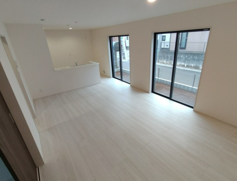 【新築】鶴ヶ島市下新田第２ 4号棟の居間・リビング|17.7帖の明るいLDKです！