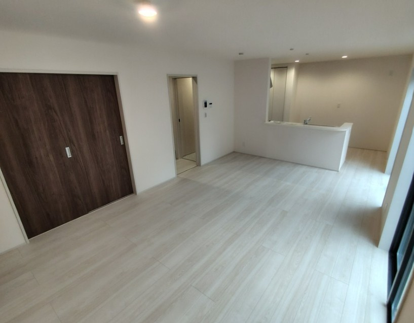 【新築】鶴ヶ島市下新田第２ 4号棟の居間・リビング|窓も大きく採光・採風しっかりとれています！