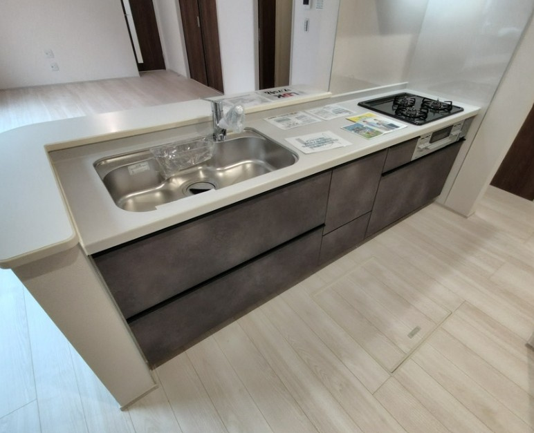 【新築】鶴ヶ島市下新田第２ 4号棟のキッチン|対面式のシステムキッチンでお料理をしながらリビングを見渡せます！