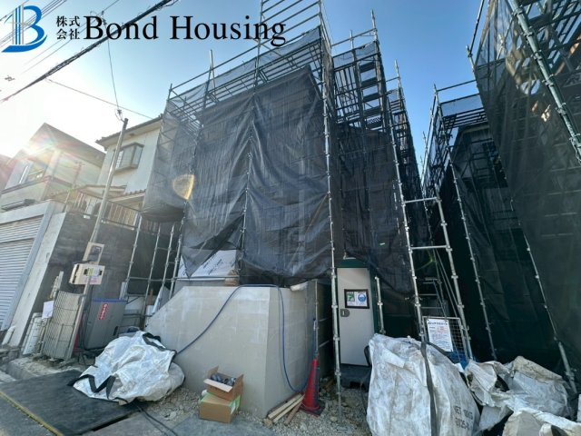 WIC等嬉しい収納豊富　松が丘3丁目　全2区画　2号棟の前面道路含む現地写真