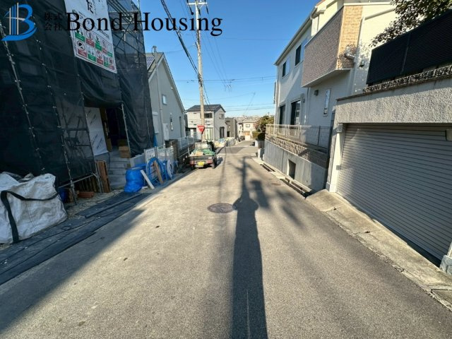 WIC等嬉しい収納豊富　松が丘3丁目　全2区画　2号棟の前面道路含む現地写真