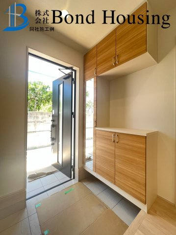 小中学校徒歩15分圏内で安心通学　松が丘3丁目　全2区画　1号棟の玄関