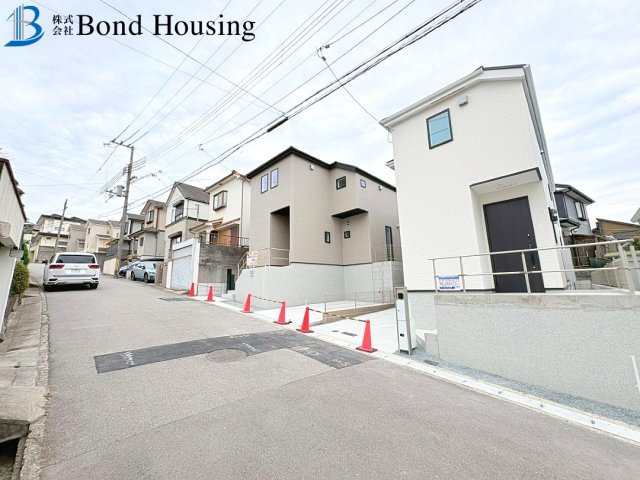 小中学校徒歩15分圏内で安心通学　松が丘3丁目　全2区画　1号棟の前面道路含む現地写真