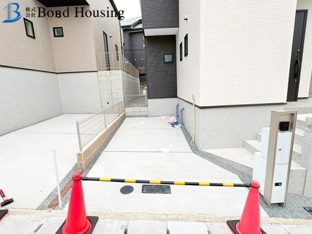 小中学校徒歩15分圏内で安心通学　松が丘3丁目　全2区画　1号棟の駐車場