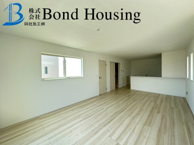 小中学校徒歩15分圏内で安心通学　松が丘3丁目　全2区画　1号棟の居間・リビング