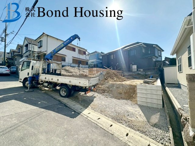 小中学校徒歩15分圏内で安心通学　松が丘3丁目　全2区画　1号棟の前面道路含む現地写真