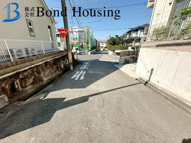 小中学校徒歩15分圏内で安心通学　松が丘3丁目　全2区画　1号棟の前面道路含む現地写真