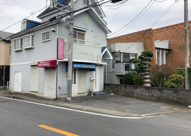 【外観】 | 家を建てる場合、方位は要チェックです。現実的に日当たりのよい家ならばリビングは南側、建築基準法でも北側に当たる家への配慮は求められています。土地を見学に行く際は、方位磁針を持って行くようにしましょう。