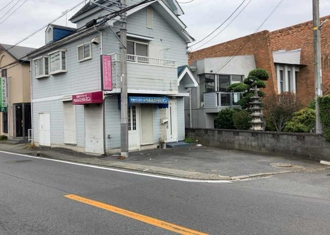 【外観】 | 土地を買う際、住む地域の自治体や福祉の補助制度にも注目してみましょう。子供や老人の医療補助やゴミ出しのルールなど、自治体によってルールに大きな違いがあるため、暮らしやすい土地で判断するとよいでしょう。