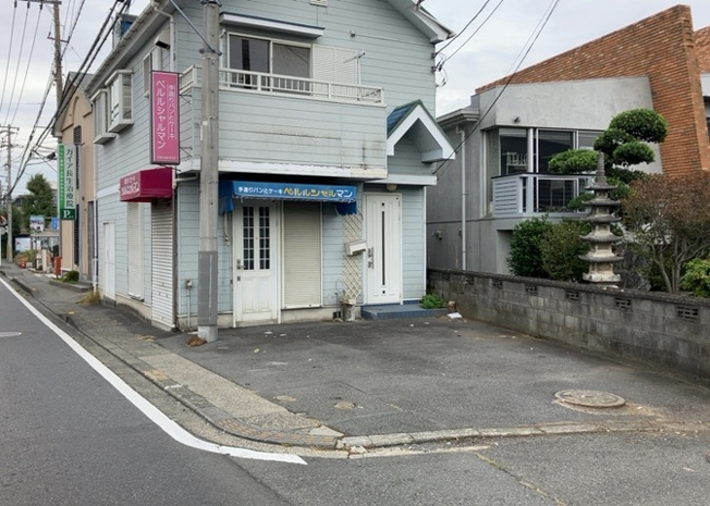 【外観】 | 土地の前の道路に消火栓が設置されていることがあります。この場合、道路交通法第45条第1項により、駐車禁止の場所が指定されています。そのため、車庫などの駐車スペースをつくることができない場合があります。