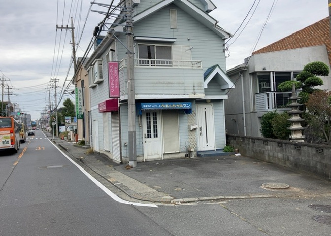 【外観】 | 現地に行くなら、物件の周囲の地形がどうなっているかを見ることも大切です。周辺より低くなっている土地では、大雨などで水が集まりやすいため、地盤が弱くなっているということも考えられるため、注意が必要です。