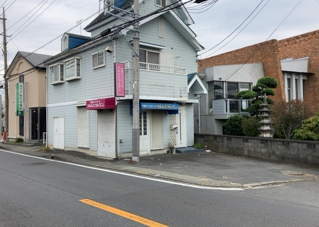 【外観】 | 隣家の土地はどうなっているのか、生活利便施設が近くにあるのか、学校まで近いかなど、お客様のライフスタイルにあわせたイメージが重要です。また、近くにあると困る施設が近くにないかも確認するといいでしょう。