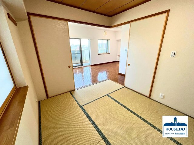 1フロア3邸♪5階全方角住戸3LDK！ファミール藤ヶ丘5番館の和室|足を伸ばしたり横になってくつろげる和室あり！
リビングと接しているので客間としてなど色々活用できそうですね