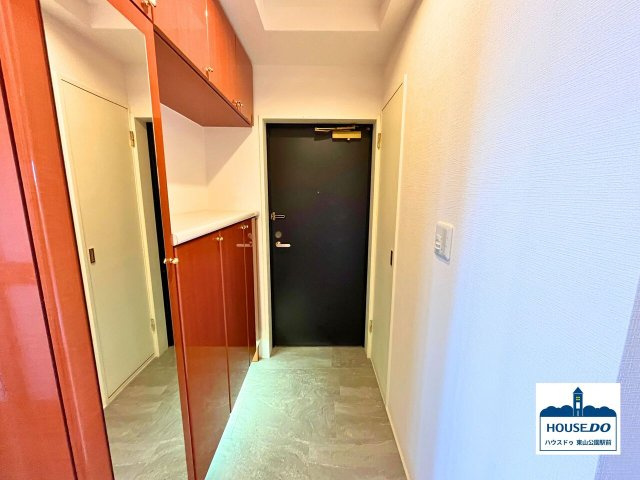 1フロア3邸♪5階全方角住戸3LDK！ファミール藤ヶ丘5番館の玄関|シューズボックスに大きな姿見があるのでお出かけ前の身だしなみチェックに便利！