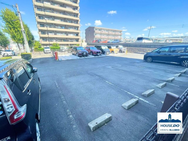 1フロア3邸♪5階全方角住戸3LDK！ファミール藤ヶ丘5番館の駐車場|敷地内にある平面駐車場